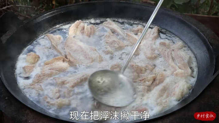 《乡村老流氓美食记》135_180买扇羊排给家人做“酱汁羊排”，煮羊肉有技巧，啃着带劲
