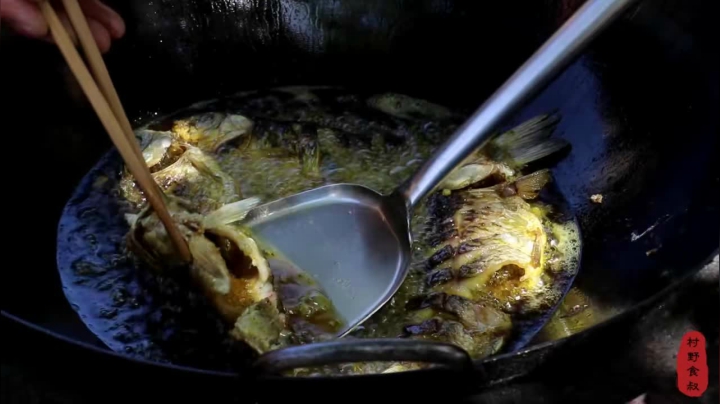 《乡村老流氓美食记》235_鲫鱼这样做好吃到没朋友，一锅炖10条，老伴抱着直接啃，真过瘾