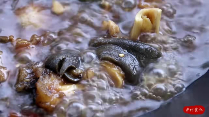 《乡村老流氓美食记》157_农村大叔整点牦牛蹄，拿来做干锅，头次这样吃，没想到吃着真过瘾