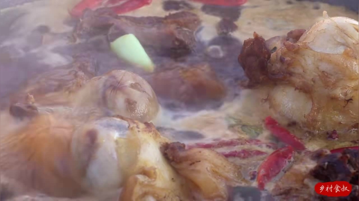 《乡村老流氓美食记》49_180买两根骆驼大棒骨，食叔请姐夫吃“红烧大棒骨”，啃着真过瘾