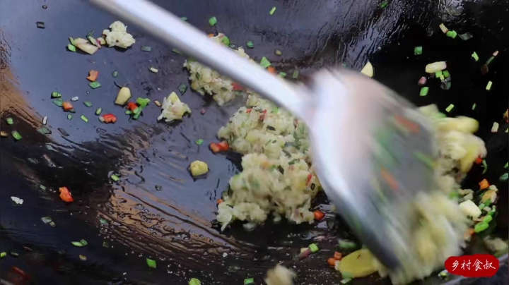 《乡村老流氓美食记》3_宰只家养小母鸡，食叔给老婆做“糯米鸡”，出锅直接手撕，真香