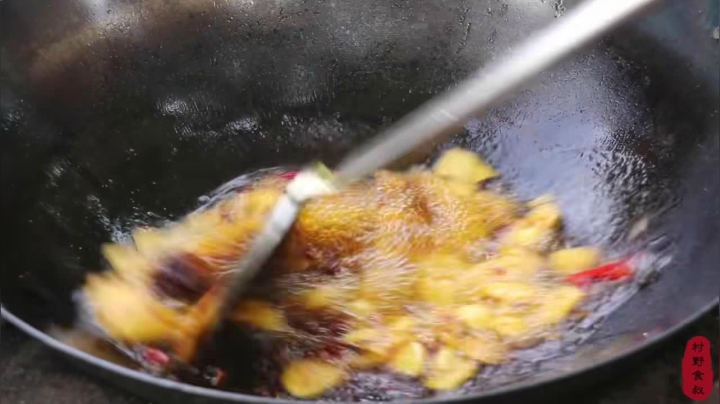 《乡村老流氓美食记》218_干锅牛蛙！农村大叔买10只大牛蛙下酒，吃起来像鱼肉，香辣味十足