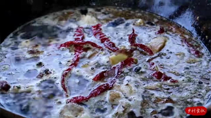 《乡村老流氓美食记》158_整点羊排，做个羊肉火锅吃，蘸着蒜油那叫一个鲜，老婆子吃美了