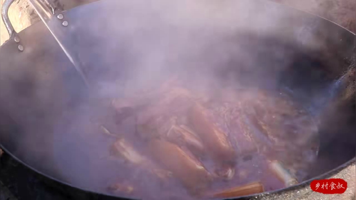 《乡村老流氓美食记》63_都说把子肉才是红烧肉中的极品，今天给家人做一锅，果然名不虚传