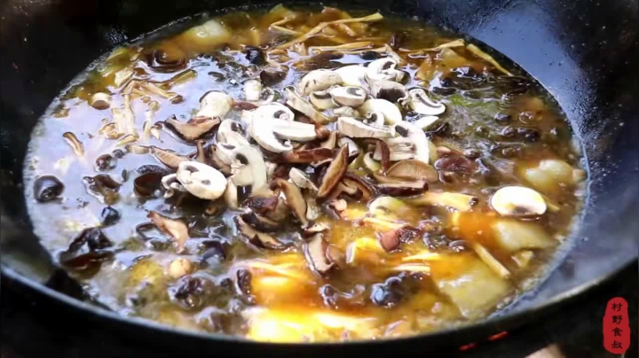 《乡村老流氓美食记》206_3斤肉俩鸡蛋做“老北京打卤面”，老婆子最爱吃这口，直接吃撑