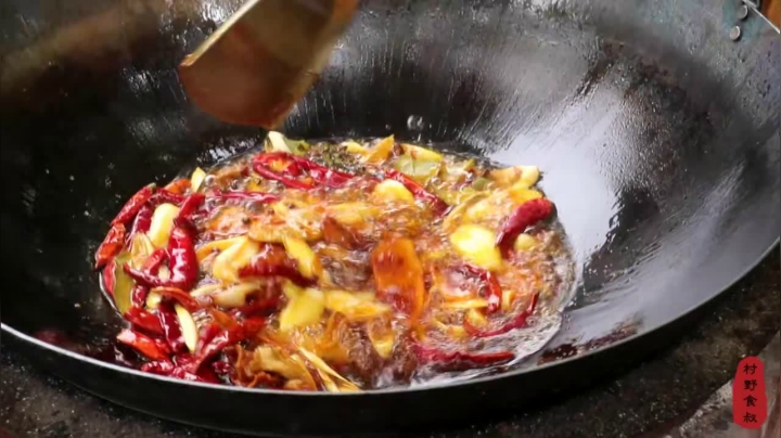 《乡村老流氓美食记》209_朋友来做客，小龙虾当下酒菜，麻麻辣辣，直接拿碗喝白酒，过瘾