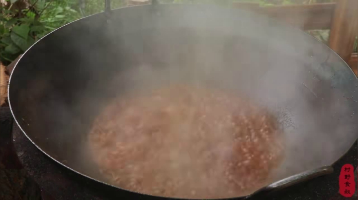 《乡村老流氓美食记》211_今天做个卤猪头，农村小院4人围一桌，卤香浓郁，吃着带劲