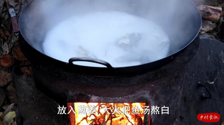 《乡村老流氓美食记》96_老婆嘴馋想吃火锅，捞条大草鱼先炖汤后涮肉，鲜辣入味，吃爽了