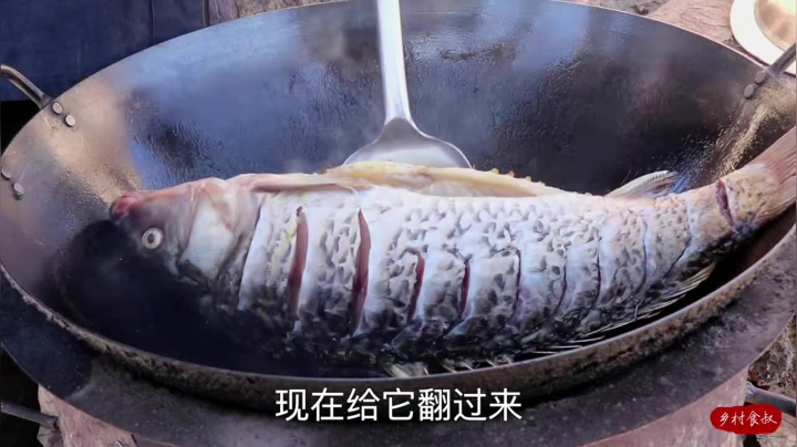 《乡村老流氓美食记》20_都说年夜菜不能没有鱼，今天做一道红烧鲤鱼，儿子直喊过年还要吃