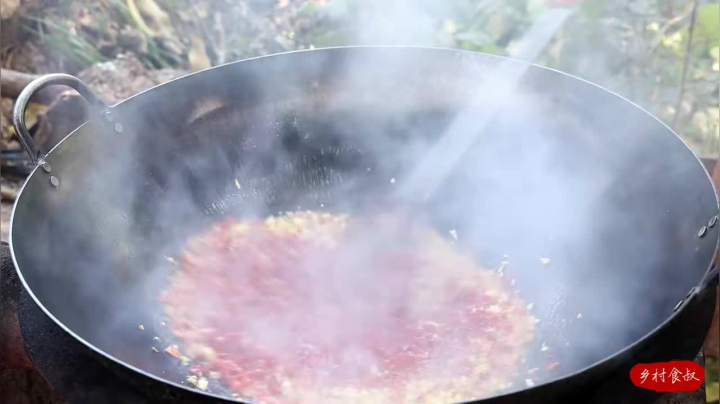 《乡村老流氓美食记》115_68买条大鲢鱼，食叔做“剁椒鱼头”，辣得直冒汗却根本停不下来