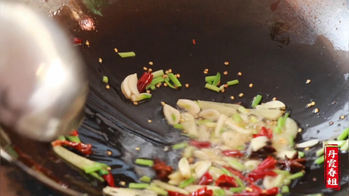 《漂亮娘们儿美食记》374_经常吃猪肉粉条，你吃过这样的粉做出来猪肉吗？嚼劲大，满口留香