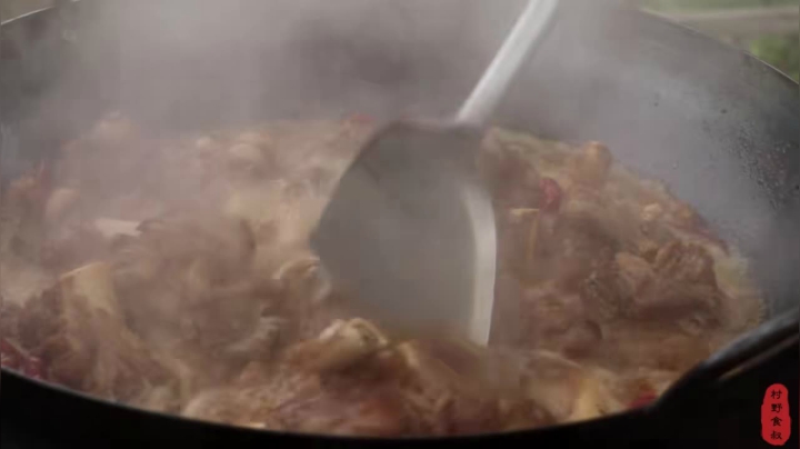 《乡村老流氓美食记》240_买点羊棒骨，老哥俩大口吸骨髓，太解馋了，元气美食大PK