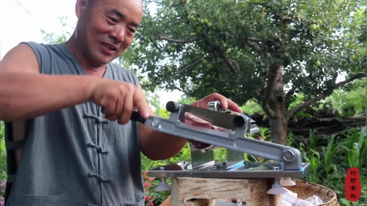 《乡村老流氓美食记》191_3斤羊肉一堆菜，在家做“铜锅涮羊肉”吃，配上9个料碗，真带劲