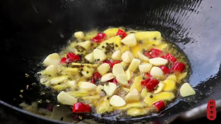 《乡村老流氓美食记》186_买几只牛蛙，做“馋嘴牛蛙”吃，鲜嫩爽口真馋人，吃痛快了