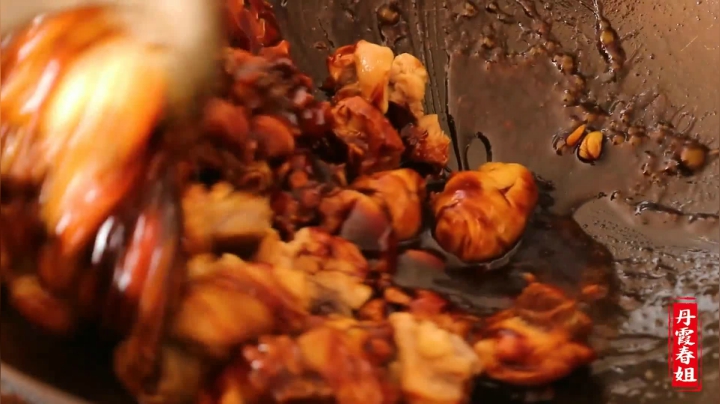 《漂亮娘们儿美食记》406_农村媳妇这样做的黄焖鸡，筷子还没分开，大家就始抢着吃了，好吃