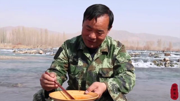 《乡村老流氓美食记》254_鸡蛋如何吃出新花样？农村大叔做酱焖鸡蛋，家乡的味道，看饿了