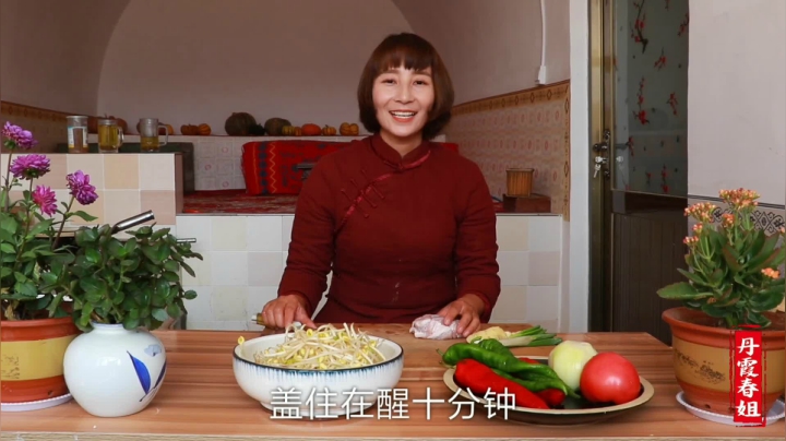 《漂亮娘们儿美食记》386_陕西面食很出名，春姐太会吃，这样做出的拉条子，一次能吃两老碗