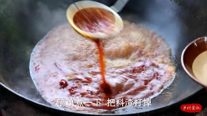 《乡村老流氓美食记》125_都说鸡腰子是好东西，农村大叔麻辣水煮，咬一口满嘴爆汁，真过瘾
