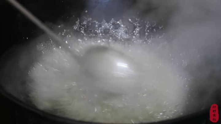 《乡村老流氓美食记》280_180块买一个猪头，农村大叔卤完后这步很重要，肥而不腻贼好吃