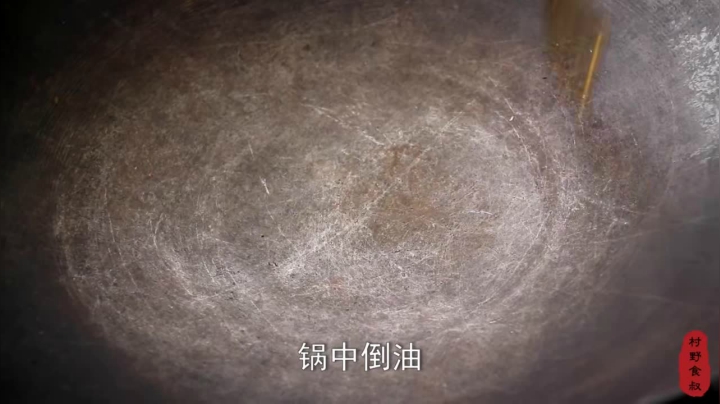 《乡村老流氓美食记》223_40买点鱼杂，农村大叔做泡椒鱼杂，老伴拌着米饭大口吃，真过瘾