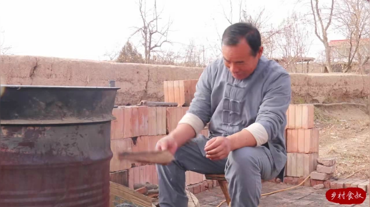 《乡村老流氓美食记》75_天冷了，食叔请哥们来吃“驴头宴”，肉烂入味香气浓，不要太爽