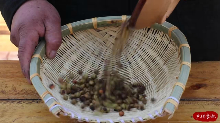 《乡村老流氓美食记》61_120买根牛舌头，食叔做“铁板烤牛舌”，口感劲道，老婆直夸好吃