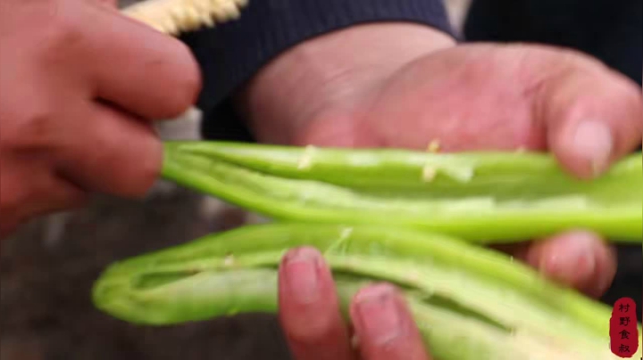 《乡村老流氓美食记》255_五花肉这样吃真叫爽，酱焖10分钟，一口咬下去直爆汁，太过瘾了