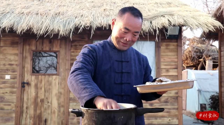 《乡村老流氓美食记》71_儿子80买一箱生蚝，一蚝两吃，鲜香辣味十足，爷俩越吃越香