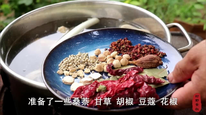 《乡村老流氓美食记》200_干拌羊杂！农村大叔把羊头羊肚羊蹄子一锅炖，配上醋蒜汁，真痛快