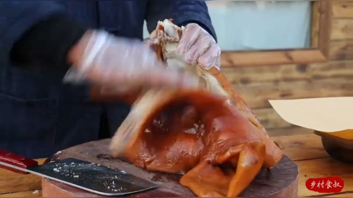 《乡村老流氓美食记》47_160买个猪头，食叔请亲家吃“熏猪头”，肉烂入味香气浓，吃香了