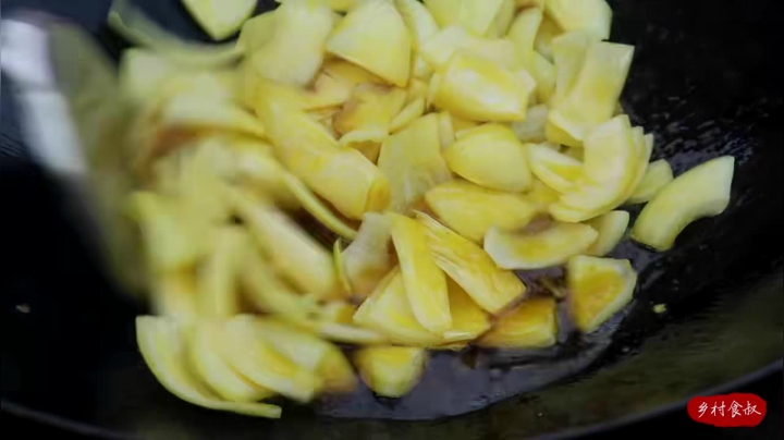 《乡村老流氓美食记》40_辣卤牛肺！5块钱买颗大牛肺，卤上大半天，出锅整块吃，越嚼越香