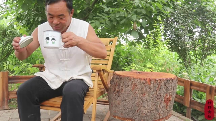 《乡村老流氓美食记》204_家养小母鸡，先卤后熏大半天，每块肉都贼香，哥俩吃过瘾了