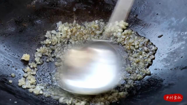 《乡村老流氓美食记》106_食叔请兄弟们来啃牛蹄，卤了大半天，香气四溢真够味，越吃越馋