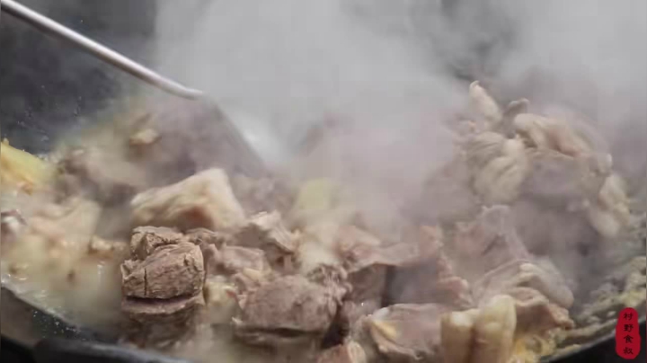 《乡村老流氓美食记》264_羊肉这么吃才叫豪爽，10斤羊蝎子一锅煮，必须配大蒜吃，真过瘾