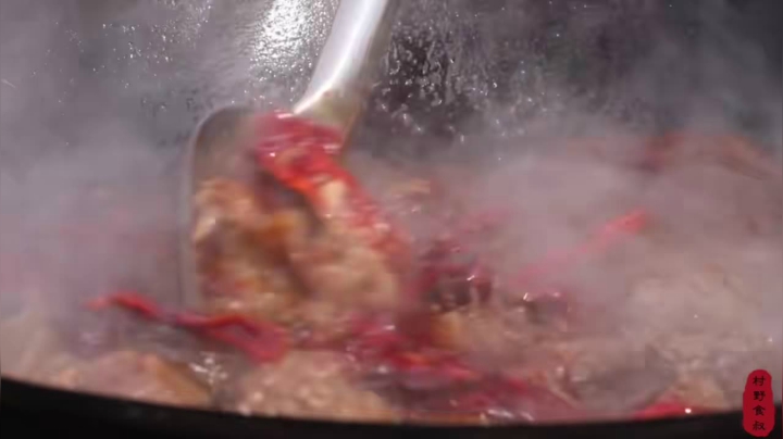 《乡村老流氓美食记》246_牛肉火锅这么吃最过瘾了，香辣入味，肉烂劲道，挺得劲