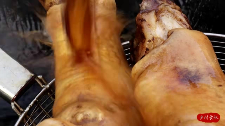 《乡村老流氓美食记》70_花90买两根牛蹄，食叔做“扒牛蹄”，先炸后卤，软烂化渣，真过瘾