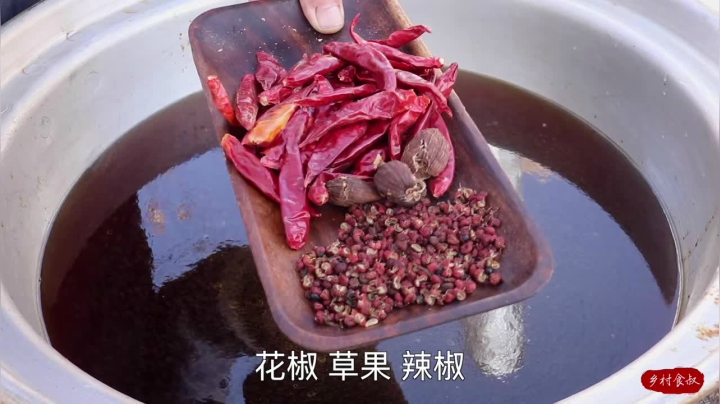 《乡村老流氓美食记》9_都说贴骨肉啃着香，食叔酱卤整根牛蝎子，烧到软烂化渣，越啃越香