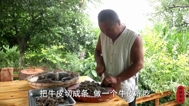 《乡村老流氓美食记》174_天气热，农村大叔做肉皮冻吃，呲溜一口吃下去，爽口又带劲