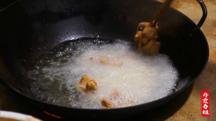 《漂亮娘们儿美食记》404_辣子鸡的正宗做法，技巧简单，一个人一只鸡，根本不够吃，好过瘾