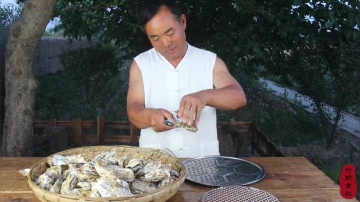 《乡村老流氓美食记》232_花230买20斤生蚝，农村大叔做生蚝宴，煎烤蒸煮样样全，过足了瘾