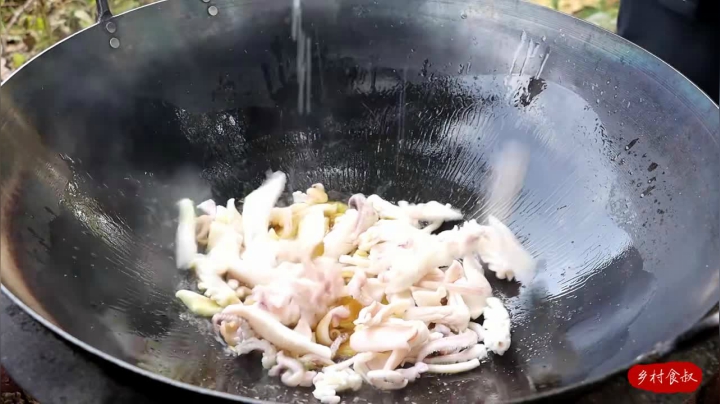 《乡村老流氓美食记》113_89买3条大鱿鱼，食叔做“辣爆鱿鱼”就着米饭吃，鲜香辣味十足