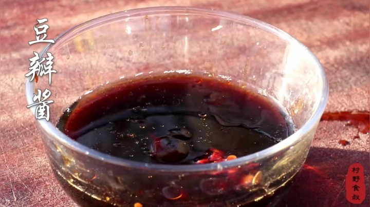 《乡村老流氓美食记》281_整点腰子一瓶酒，食叔在院里做火焰腰花，看得我直飙口水