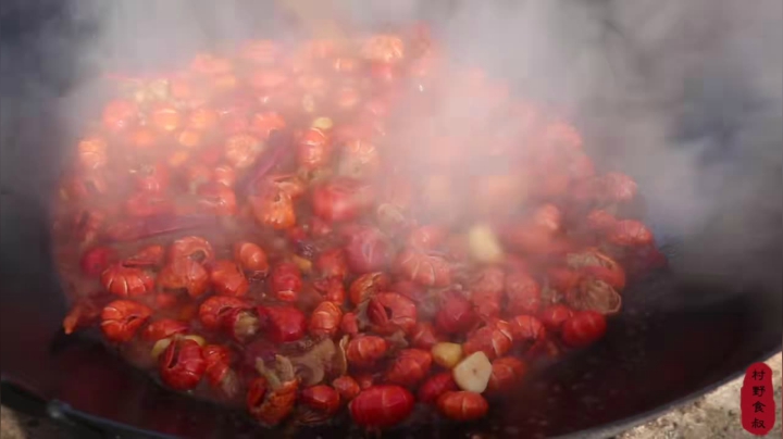 《乡村老流氓美食记》266_小龙虾吃到饱是啥感觉？买点虾尾一人吃，红烧酱焖，吃着真带劲！