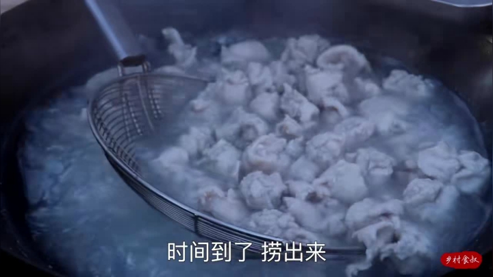 《乡村老流氓美食记》30_都说水煮滑肉是川菜中的极品，今天给大侄子做一锅，果然名不虚传