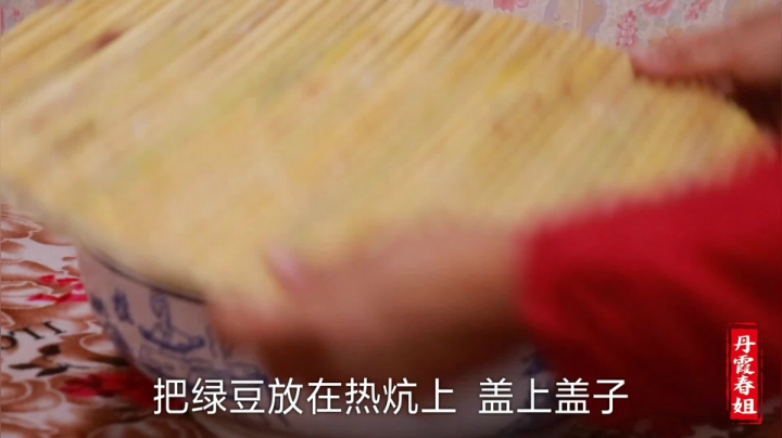 《漂亮娘们儿美食记》373_1碗绿豆3碗水，过一夜就发芽了，原来一直吃的豆芽，自己也可以做