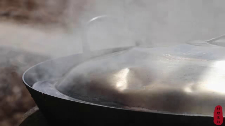 《乡村老流氓美食记》256_花360买两只龙虾，农村大叔第一次吃龙虾，连蒸带烤，这表情绝了