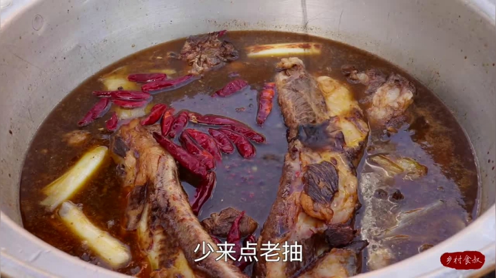 《乡村老流氓美食记》24_460买块牛排骨，食叔请朋友吃“可乐牛排”，香气四溢，真过瘾
