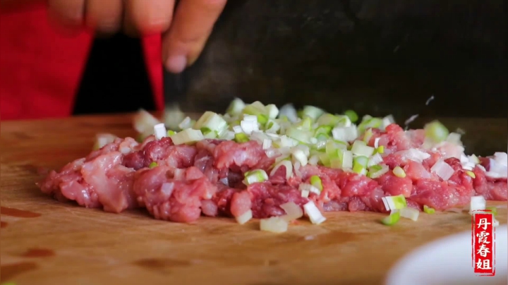 《漂亮娘们儿美食记》423陕西名小吃猪灌肠，一副大肠蒸一锅，好吃的秘密就在汤汁，看馋了