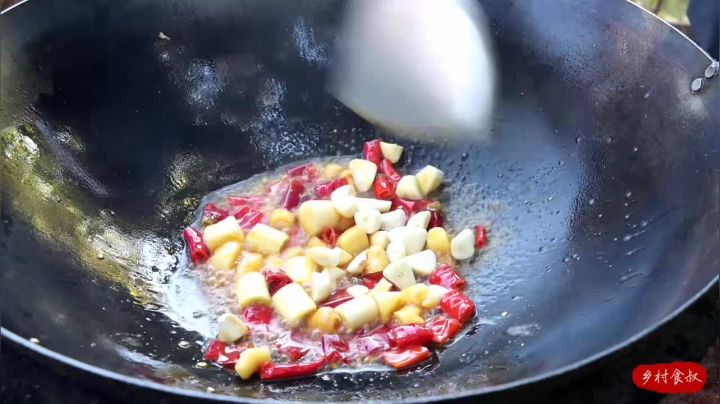 《乡村老流氓美食记》116_都说田螺配鸡鲜美绝伦，给老婆整了一锅，果然名不虚传，吃爽了