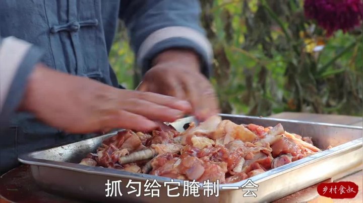 《乡村老流氓美食记》102_捡一筐鹅卵石，做个“桑拿鸡”吃，鲜香嫩滑，儿媳妇连夸好吃
